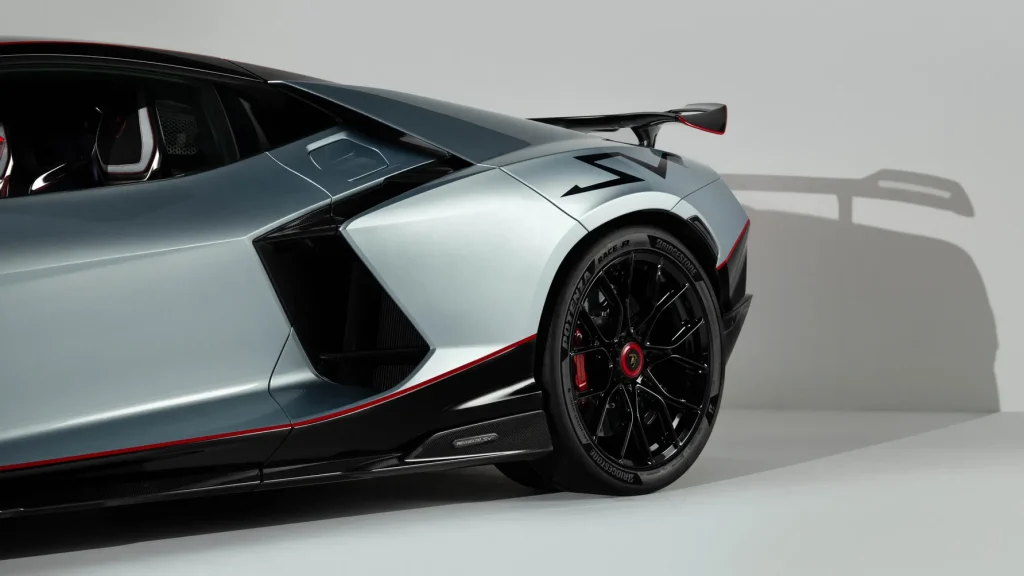 Lamborghini Revuelto SV